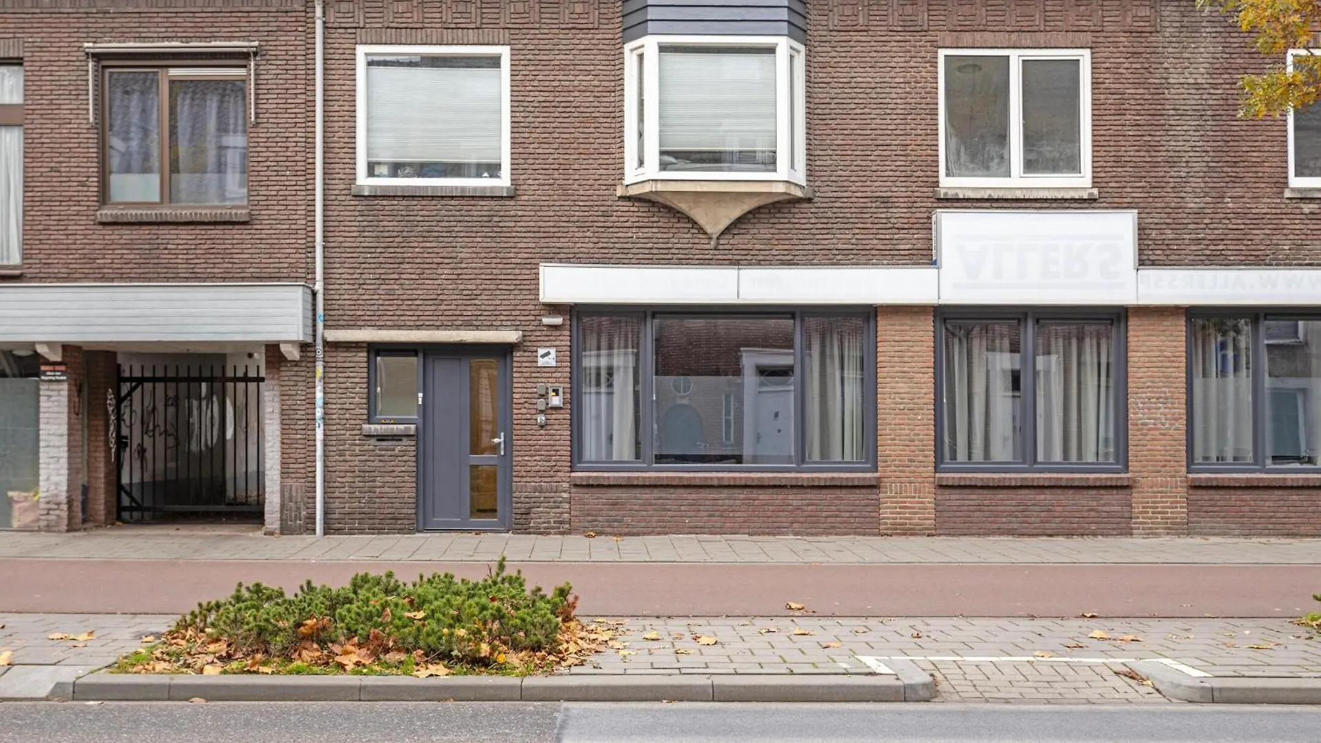 Hertog 2 Eindhoven 0*,  Netherlands